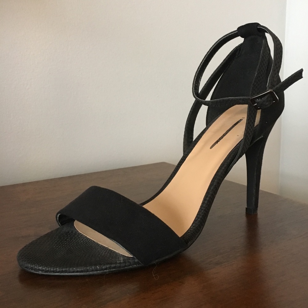 SOLD. NWOT!! Strapped heels! Nee Look